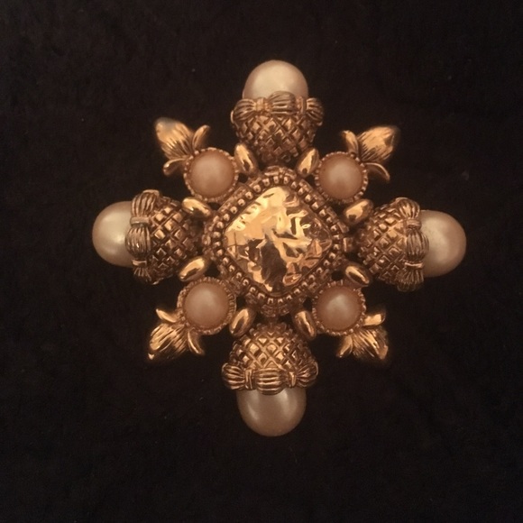 St. John Collection Jewelry - ⬇️ St John Gold Jaisalmer Brooch /Pendant w/pearls